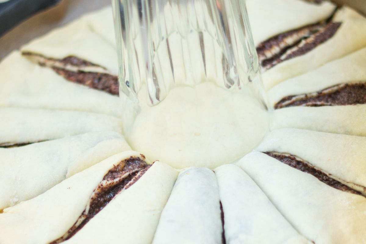 A poppy seed star will turn out even with the help of a regular glass.
