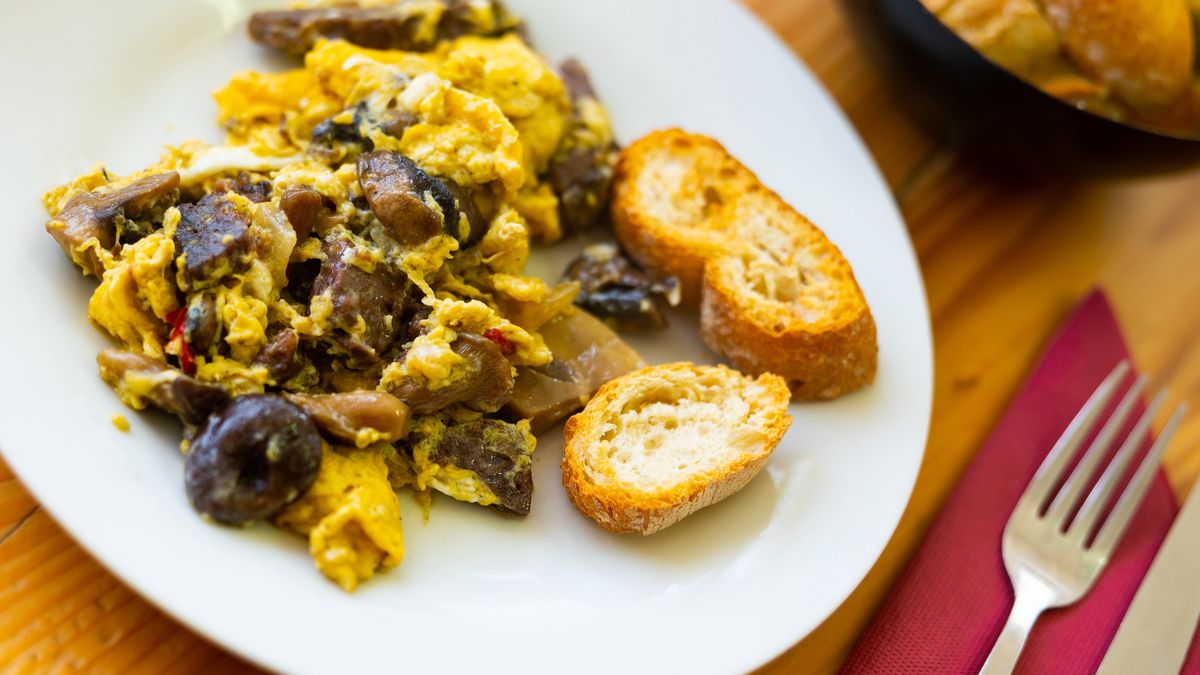 Jajecznica z pieczarkami syci na dłużej