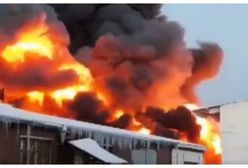 Kłęby dymu nad rosyjskim miastem. Ogromny pożar