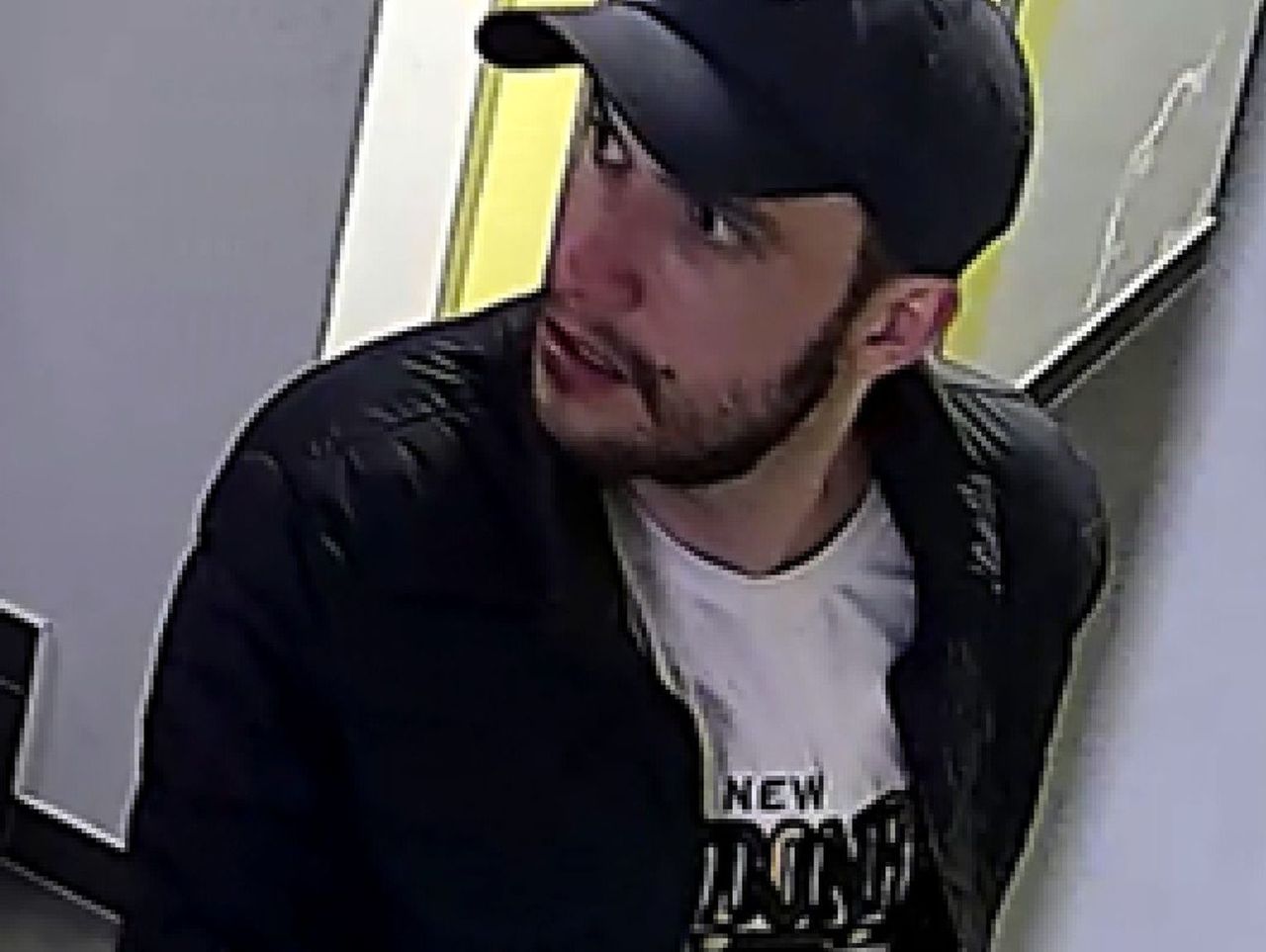 Jeśli go rozpoznajesz, powiadom policję. Monitoring nagrał wizerunek włamywacza