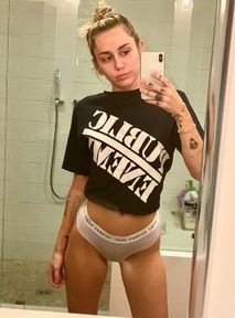 Miley Cyrus umawia się na trójkącik... przez TikToka