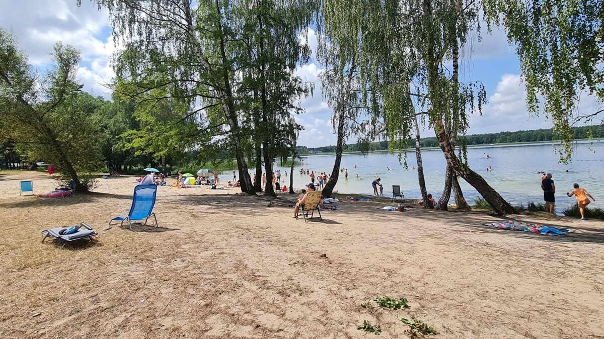 Wypoczywający na plaży nad jeziorem Zagłębocze