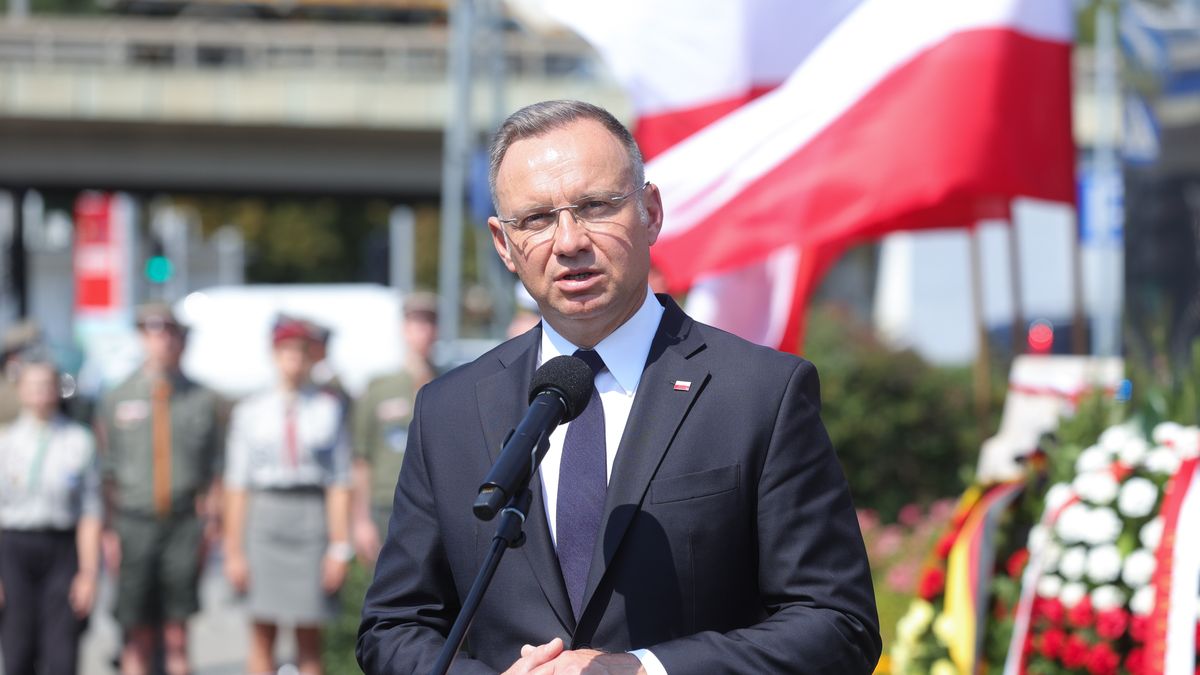 Warszawa, 01.08.2024. Obchody 80. rocznicy wybuchu powstania warszawskiego. Prezydent RP Andrzej Duda przemawia podczas uroczystości złożenia kwiatów w Miejscu Pamięci Ofiar Rzezi Woli w Warszawie, 1 bm. (amb) PAP/Rafał Guz