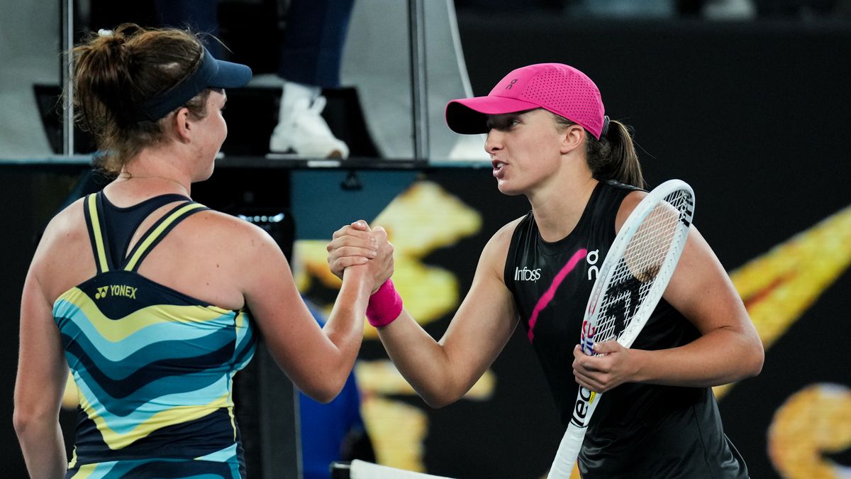 Na zdjęciu od lewej: Linda Noskova i Iga Świątek