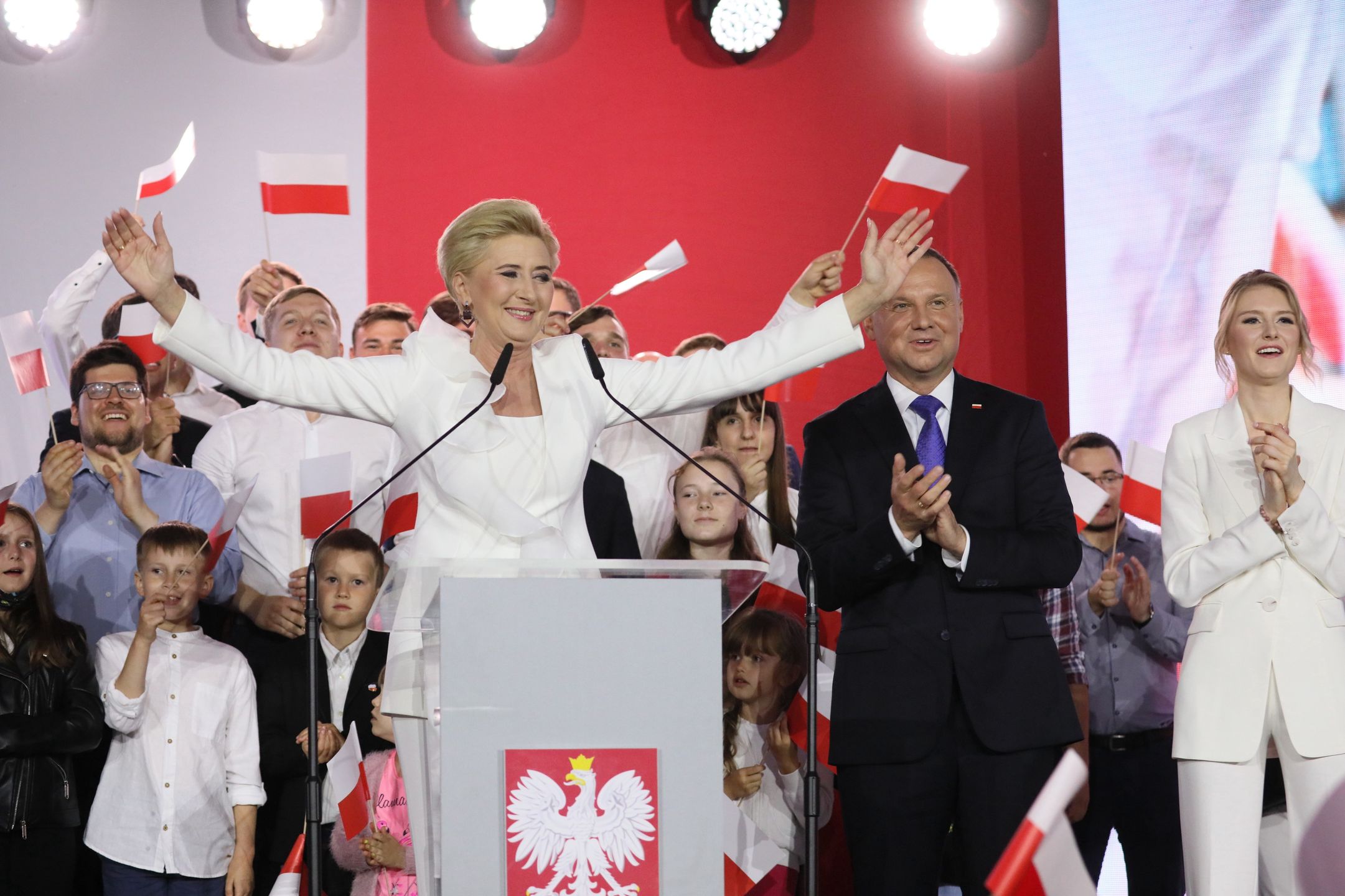 Wybory prezydenckie 2020. Agata Kornhauser-Duda i Andrzej Duda na wieczorze wyborczym w Pułtusku