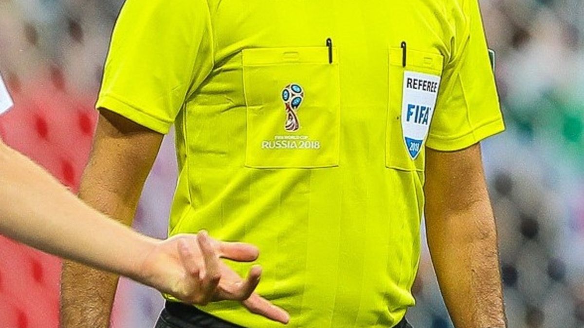 Sędzia piłkarski w czasie meczu