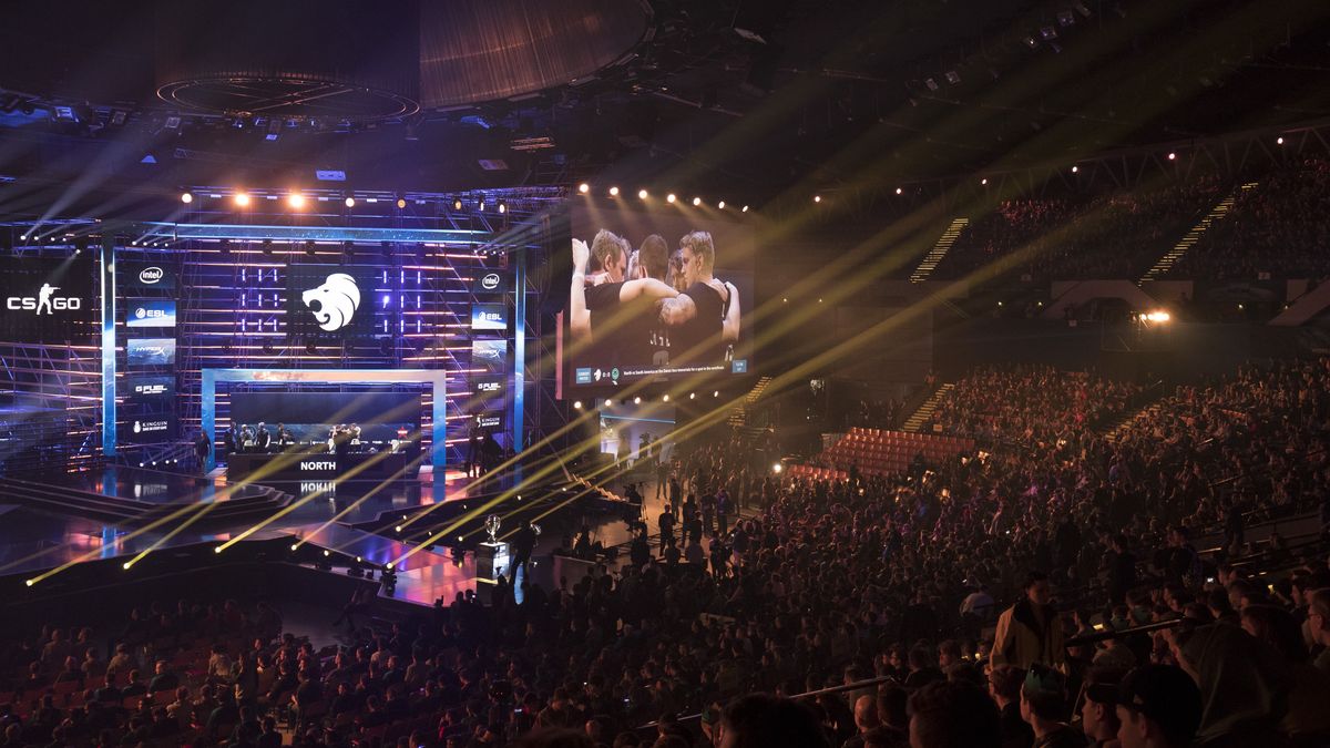 Turnieje e-sportowe z roku na rok przyciągają coraz większe tłumy kibiców