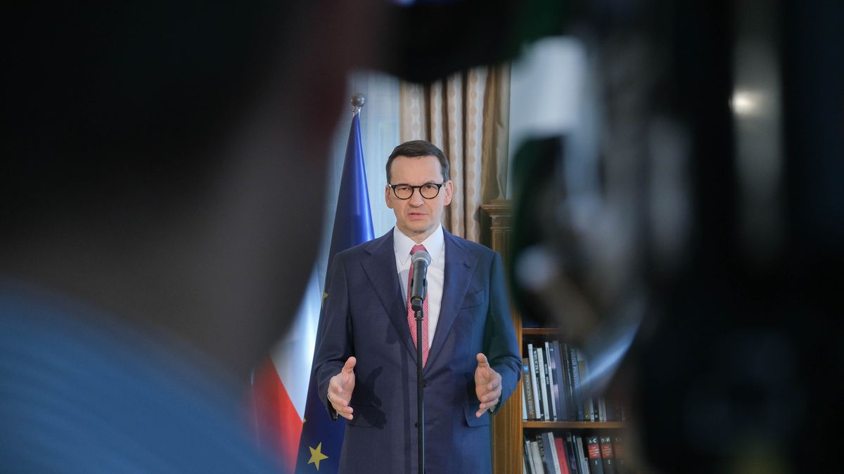 Monachium, Niemcy, 18.02.2023. Premier Mateusz Morawiecki na konferencji prasowej w konsulacie RP w Monachium, 18 bm. Premier przebywa w stolicy Bawarii na 59. Monachijskiej Konferencji Bezpieczeństwa. (ad) PAP/Mateusz Marek