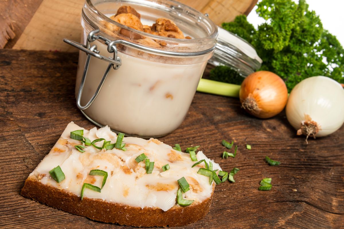 Dodaj 4 łyżki do smalczyku. Będzie śnieżnobiały