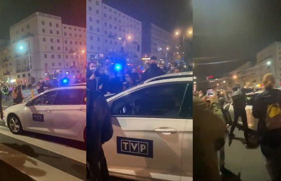 Po interwencji posła KO policja ukarze kierowcę auta TVP, który wjechał w protestujących