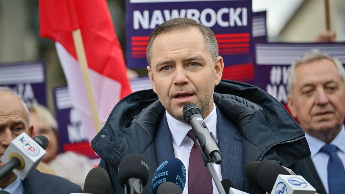 Węgrów, 05.05.2025. Wybory Prezydenta RP 2025 - kampania. Kandydat Komitetu Obywatelskiego w zbliżających się wyborach na fotel prezydenta RP, popierany przez Prawo i Sprawiedliwość, prezes Instytutu Pamięci Narodowej Karol Nawrocki (C) podczas spotkania wyborczego na rynku w Węgrowie, 5 bm. (jm) PAP/Przemysław Piątkowski