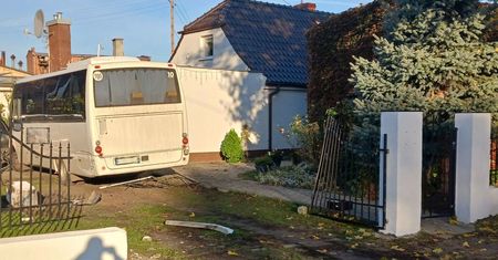 Autobus z dziećmi wjechał w budynek! Groza na Dolnym Śląsku