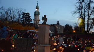 Dzień Zaduszny. Cmentarz św. Marii Magdaleny w Tychach o zmroku