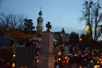 Dzień Zaduszny. Cmentarz św. Marii Magdaleny w Tychach o zmroku