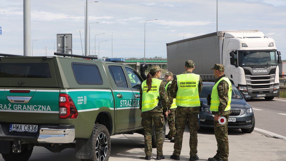 Funkcjonariusze Straży Granicznej na granicy polsko-litewskiej 