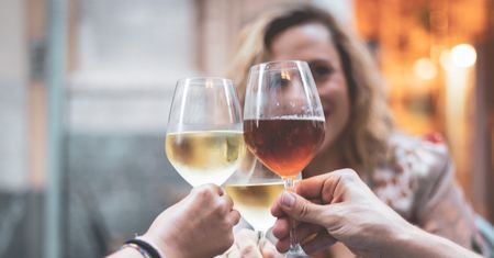 WHO ogłasza. Te kobiety nie powinny pić alkoholu! "Seksizm"