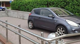 Rzeszów: 60-letni kierowca zjechał hyundaiem po schodach. Tak pokierowała go nawigacja samochodowa