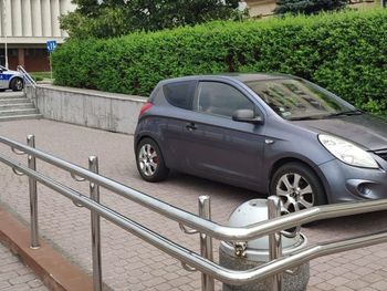Rzeszów: 60-letni kierowca zjechał hyundaiem po schodach. Tak pokierowała go nawigacja samochodowa