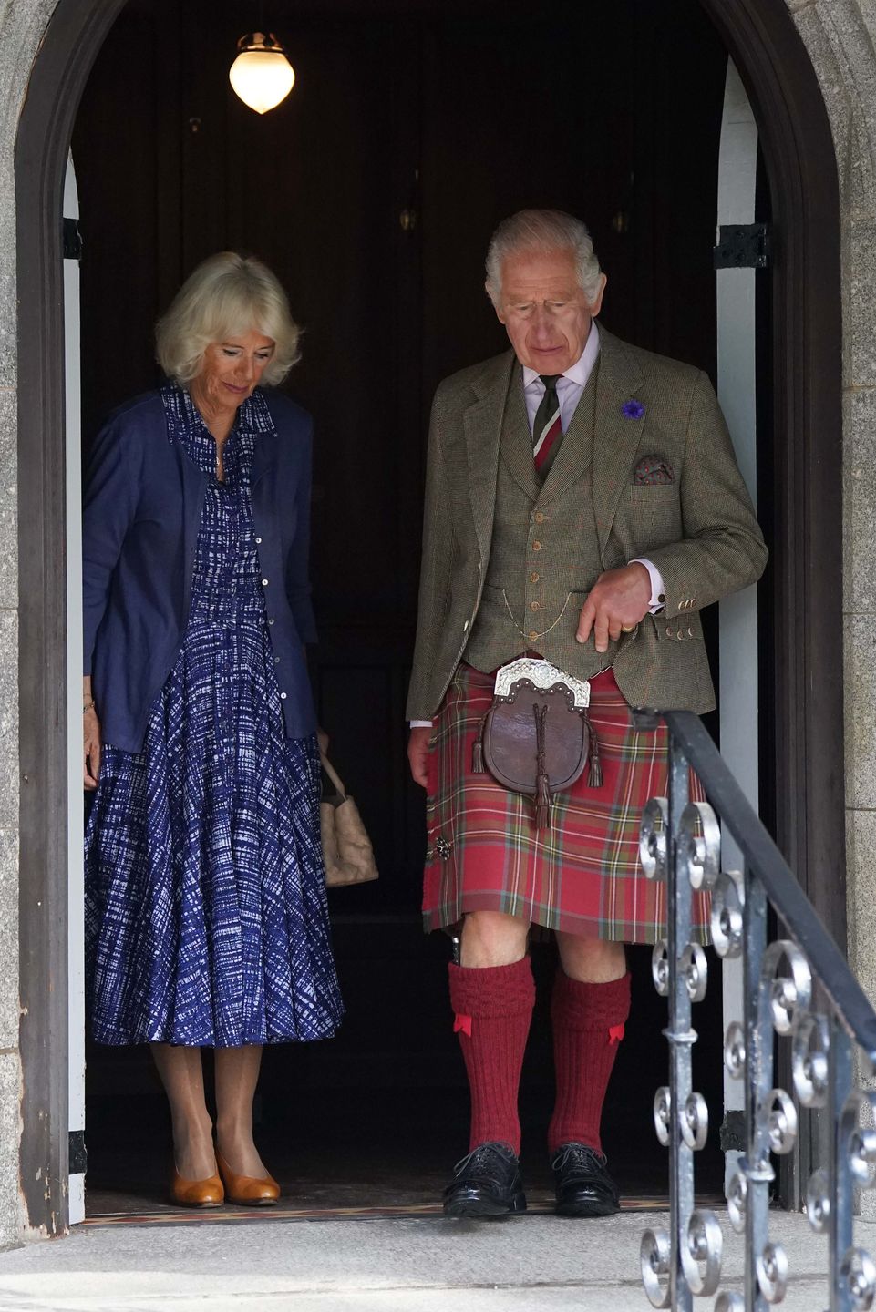 król Karol III i królowa Camilla podczas rocznicy śmierci królowej Elżbiety II