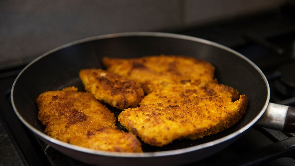 Wykrojone i rozbite kotlety marynuję w tej mieszance. Są soczyste jak nigdy wcześniej