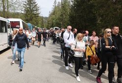 Polacy ruszyli na majówkę. Kolejki i korki nad morzem i w górach