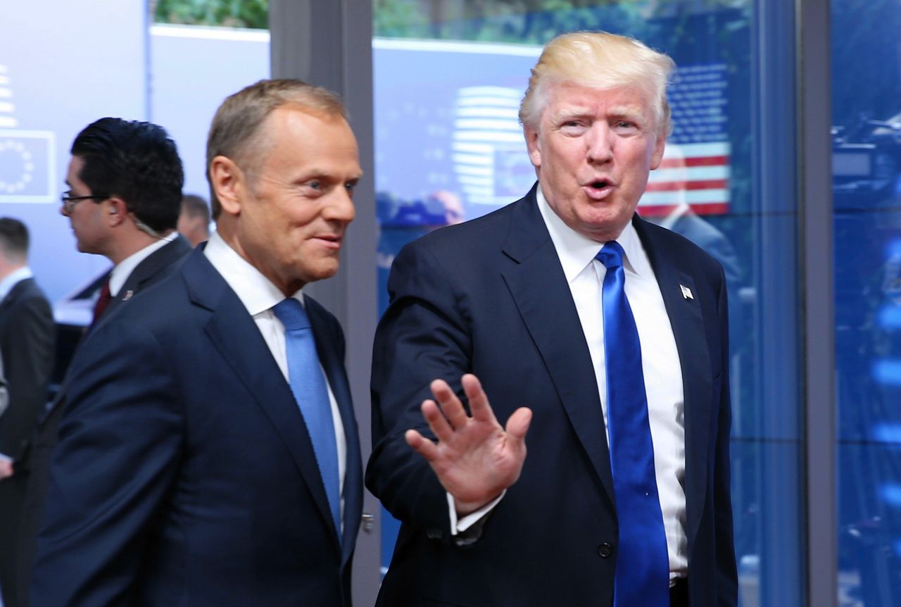 2017 rok, Bruksela. Prezydent Donald Trump i ówczesny przewodniczący Rady Europejskiej Donald Tusk podczas szczytu NATO