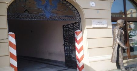W Tarnowie powstało nowe państwo. Ma słupy graniczne i konstytucję