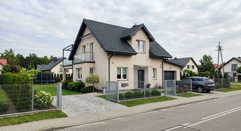 Przypomina dachówkę, ale nią nie jest. Poznaj tańszą alternatywę, która zaskakuje właściwościami