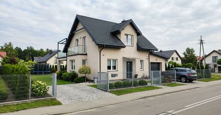 Przypomina dachówkę, ale nią nie jest. Poznaj tańszą alternatywę, która zaskakuje właściwościami