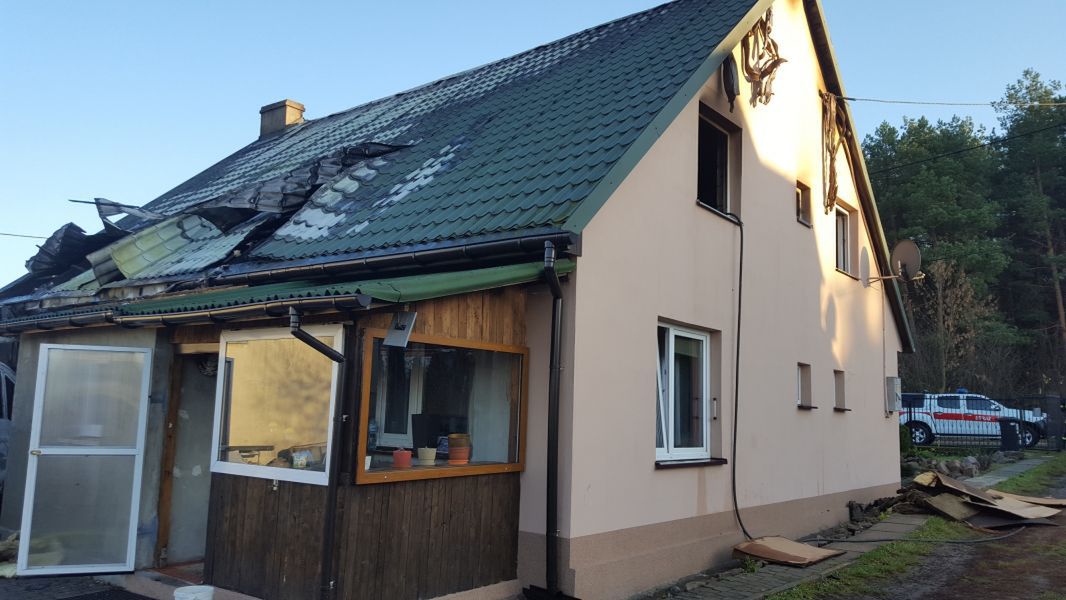 Pożar samochodu i dachu w domu jednorodzinnym w Kielcach