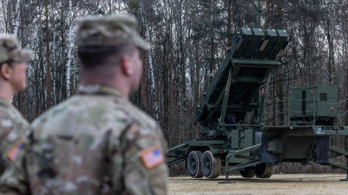 Baterie Patriot osi?gn??y wst?pn? gotowo?? operacyjn?US soldiers stand next to surface-to-air missile launchers of the Patriot (Wisla) system of 37th Air Defense Missile Squadron from the 3rd Warsaw Air Defense Missile Brigade stand during a demonstration training of the IOC ? Initial Operational Capability of the anti-aircraft and anti-missile system and its integration into a IBCS command system, Sochaczew, on December 18, 2024. (Photo by Wojtek RADWANSKI / AFP)WOJTEK RADWANSKI