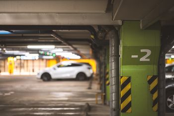 Zaparkowała koło Biedronki. Dostała 200 zł kary. Operator tłumaczy