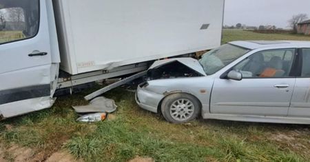 Zderzenie pojazdu dostawczego z osobówką podczas wyprzedzania. Kierowca i pasażerka z nissana trafili do szpitala [ZDJĘCIA]
