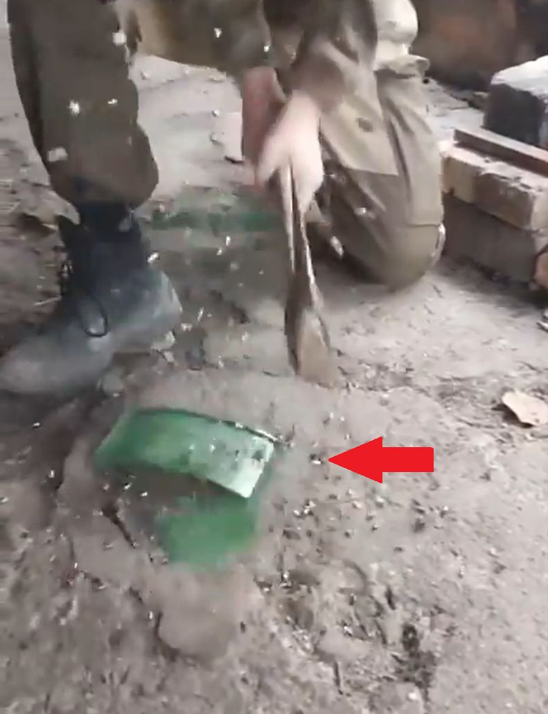 Rosyjski żołnierz roztrzaskał siekierą wadliwą minę kierunkową MON-50. 