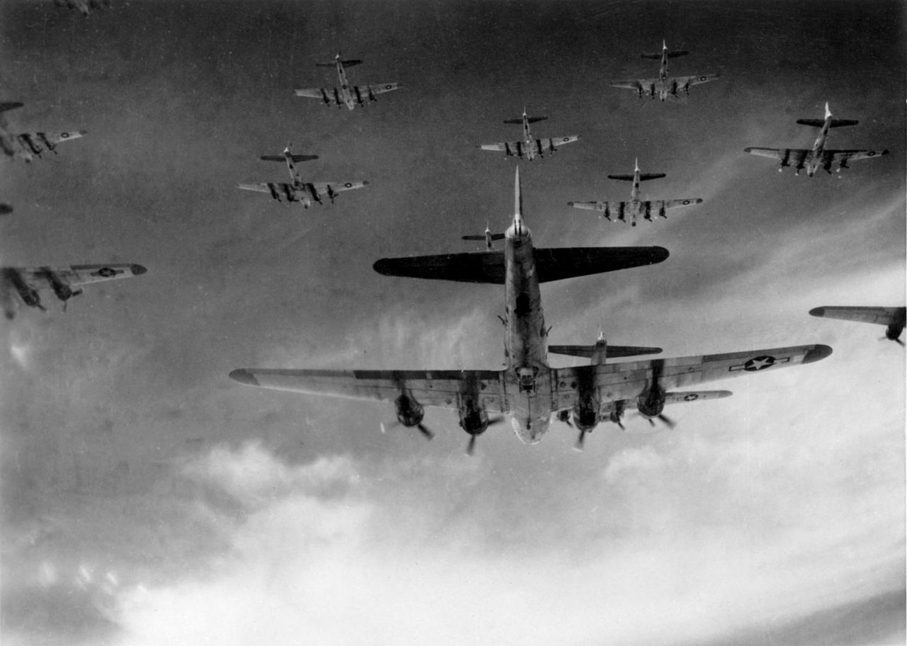 Bombowce B-17 podczas lotu nad Niemcami. Fotografia z kwietnia 1945 r.
