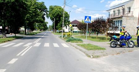 Próbowała wyhamować motocyklem przed przejściem i wjechała w pieszą