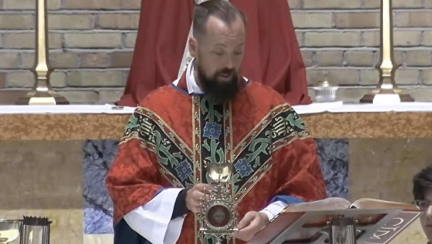 Ksiądz nagle rozpłakał się podczas Mszy. "Nie byłem w stanie podnieść kielicha"