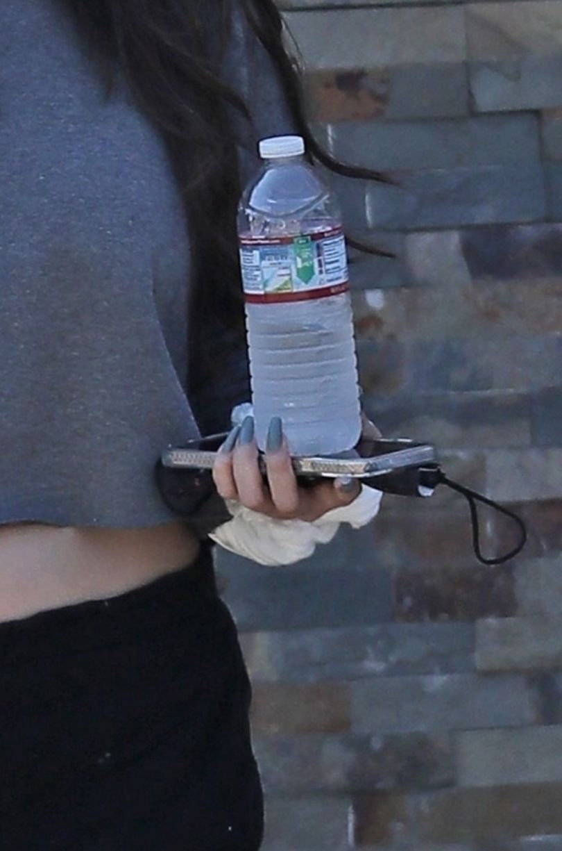 Naturalna Selena Gomez maszeruje do knajpki w Los Angeles