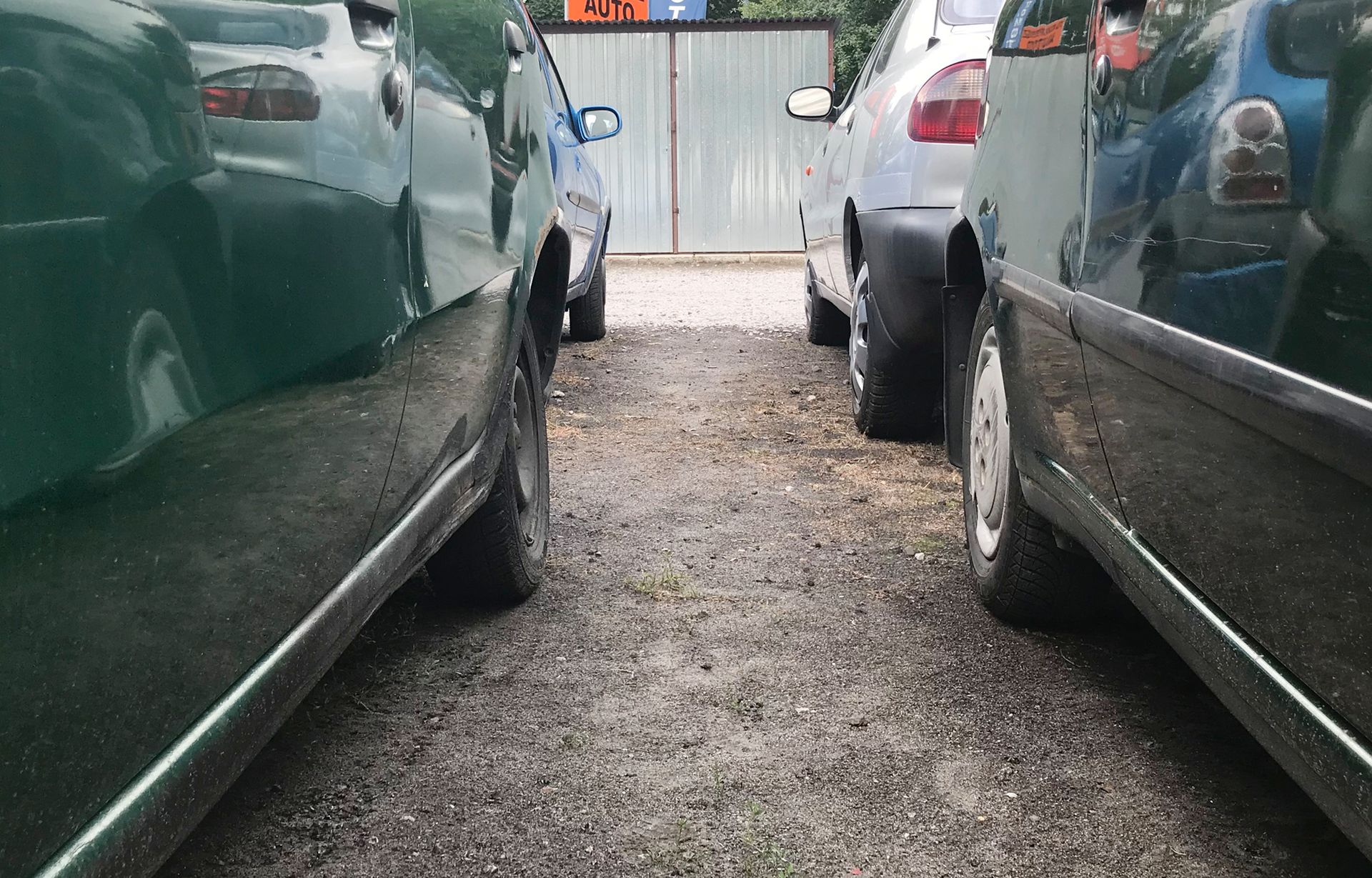 Zwróć uwagę na poważne usterki. To zawieszenie obu fiatów jest do wymiany.