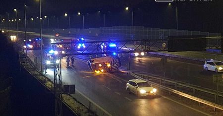 Zderzenie ciężarówki ze służbą drogową. Groźny wypadek na S2