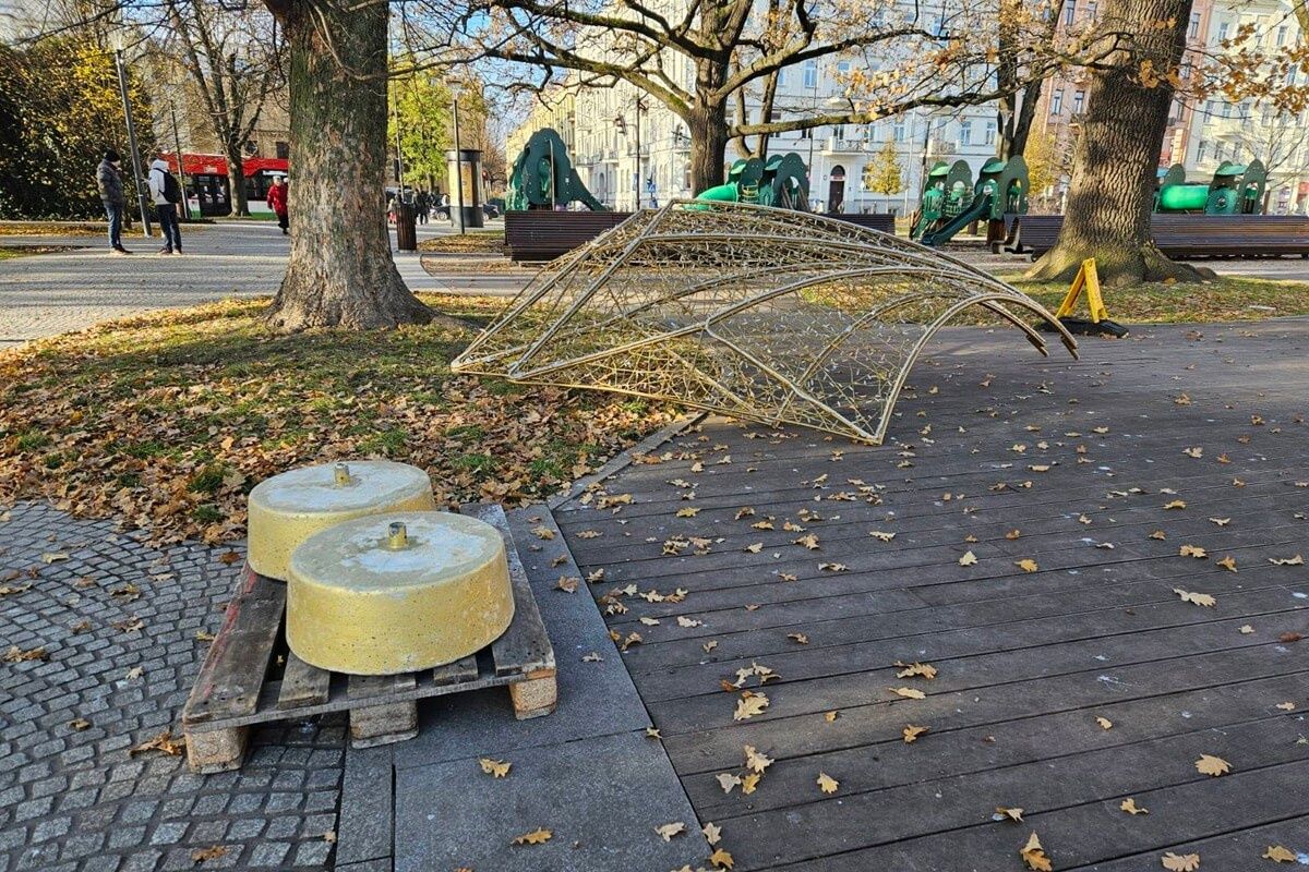 Montaż świątecznej iluminacji w Lublinie