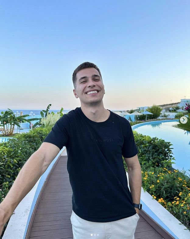 Internauci przypomnieli występ Friza z udziałem DeeJayPallaside'a. Robili konkurs na "najlepszego NUDESA". Wiśniewski już zareagował (WIDEO)