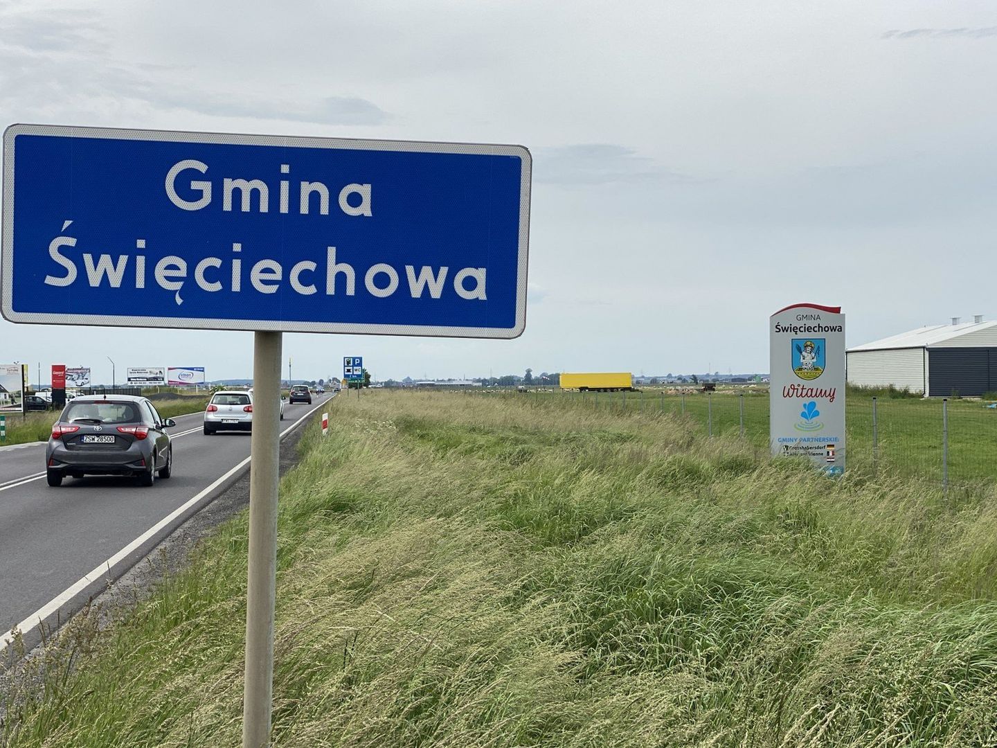 Od lat mówi się o budowie bezpiecznej dla rowerzystów ścieżki z Leszna do Lasocic. Jak dotąd, tylko na obietnicach budowy temat zakończono. W 2025 roku trzy samorządy wybudują drogę rowerową przy krajowej „dwunastce&#34;