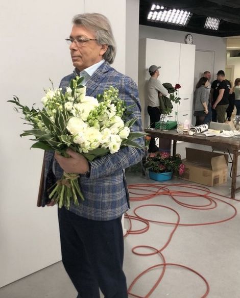 Waldemar Kozerawski czeka na Magdę Gessler z kwiatami