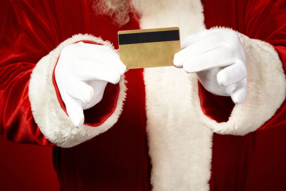 Zdjęcie świętego Mikołaja z kartą kredytową pochodzi z serwisu Shutterstock