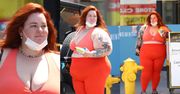 Naturalna Tess Holliday eksponuje kształty w legginsach i kusym topie, załatwiając sprawunki na mieście (ZDJĘCIA)