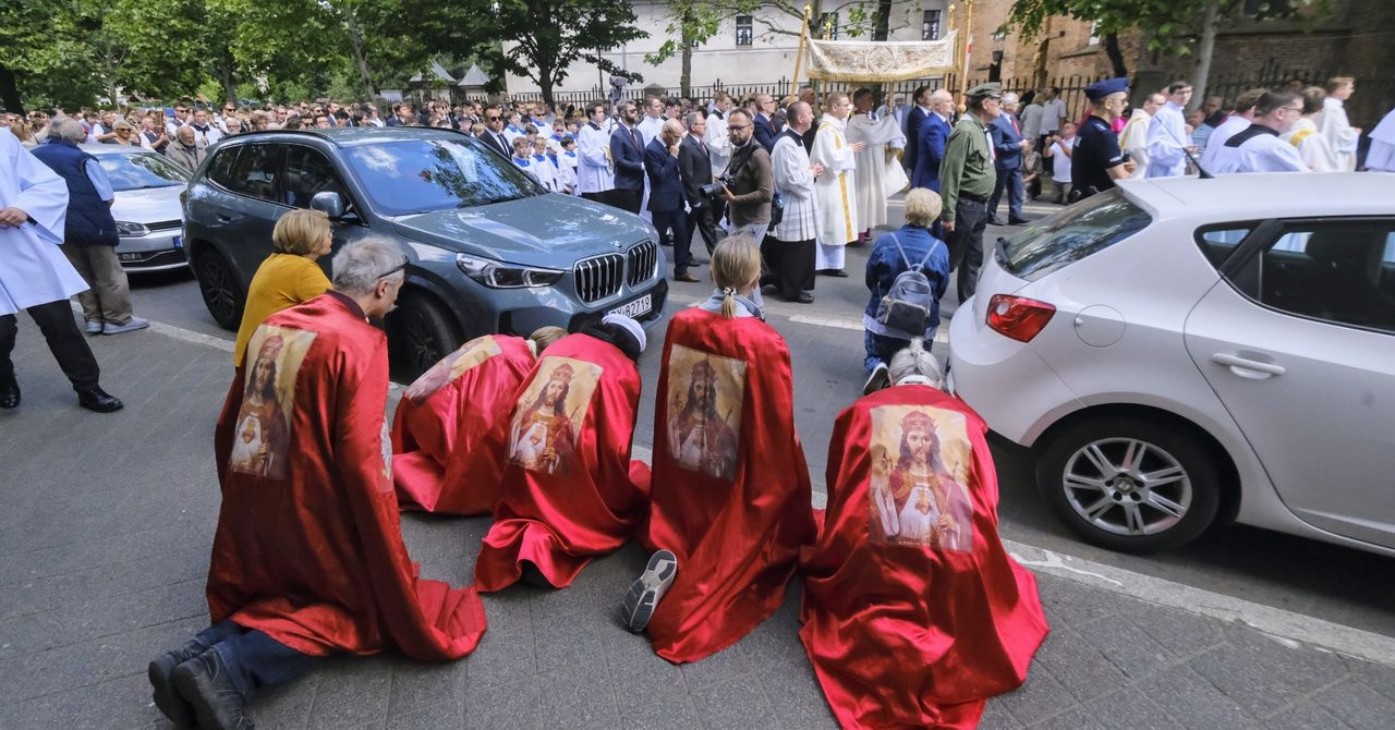 Centralna procesja Bożego Ciała w Poznaniu z udziałem nowego arcybiskupa. Przy ołtarzach cytaty papieża Leona XIV. Zobacz zdjęcia