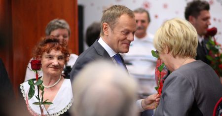 1,5 tys. miesięcznie "babciowego". Sejm przyjął ustawę, a Tusk skomentował