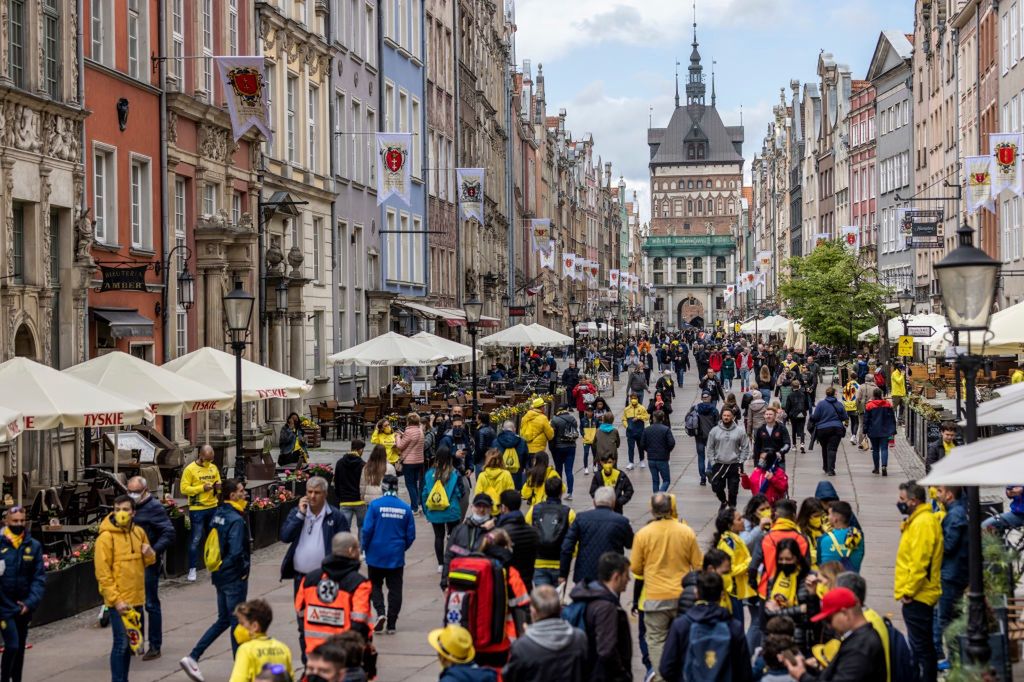 Ul. Długa pełna kibicujących turystów