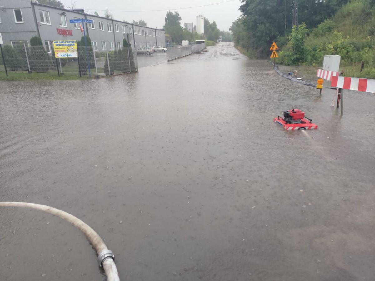 Śląskie. Strażacy z JRG Piekary Śląskie i OSP Dąbrówka Wielka usuwają rozlewiska powstałe w wyniku intensywnych opadów deszczu. 